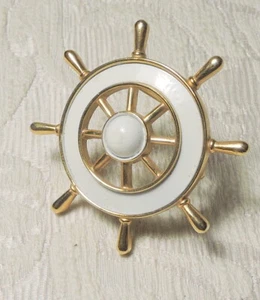 Trifari spilla a forma di timone tono oro e smalto bianco, c 1960 Naval Brooch - Foto 1 di 5