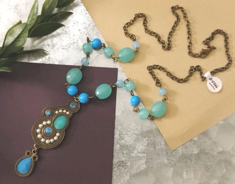 Ornate AVON JJH 海泡沫/天蓝色珠吊坠 23 英寸项链古董黄铜色! — 第 1/4 张图片