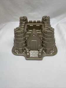 Molde de 10 tazas Nordic Ware Castle Bundt divertido para pasteles niños niño cumpleaños - Imagen 1 de 9