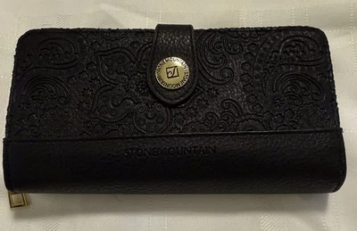 女式黑色皮革浮雕佩斯利石山钱包 — 第 1/4 张图片