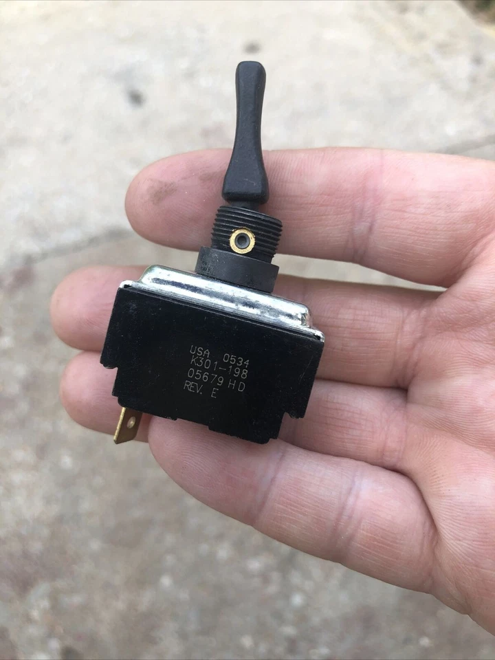 Kenworth 电气开关停车灯切换 K301-198 K301198 05679 HD NOS — 第 1/1 张图片