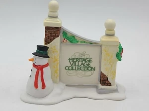 Department 56 RETIRED Heritage Village "Village Sign With Snowman" #5572-7 - Bild 1 von 5