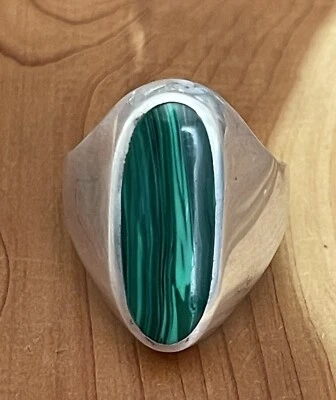 Anillo llamativo vintage de plata esterlina con incrustaciones de malaquita de los años 80’s para hombre talla 12,75 Foto 1 de 4