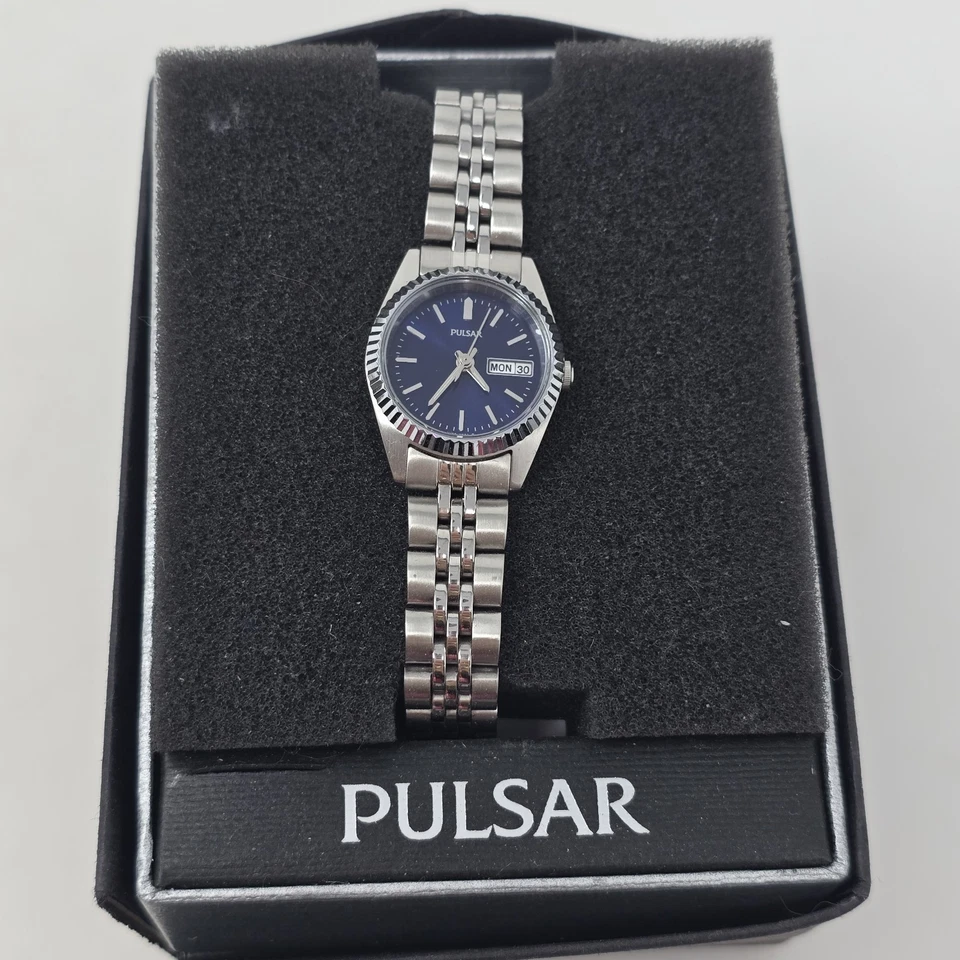 Pulsar PN8001 Mujer Vestido Tono Plateado Banda Día/Fecha Mujer Esfera Azul Reloj Foto 1 de 1