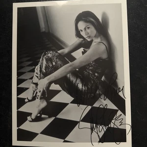 Jennifer Lopez Signed 8 X 10 Photo - Picture 1 of 2