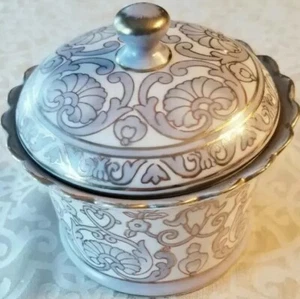 Ethan Allen Ceramic purple- lavendar decorative trinket jar w/ lid - Picture 1 of 11