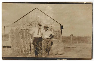 Bauern posieren mit Maiskrippe Scheune RPPC Postkarte - Bild 1 von 2
