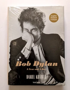 Daniel Kramer Bob Dylan A year and a Day Multilingual Hardcover Sealed 9.75x13.2 - Imagen 1 de 5