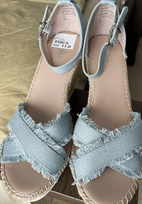 Sandalia de cuña Charles By Charles David tacón medio talla 11 azul denim punta abierta Foto 1 de 4