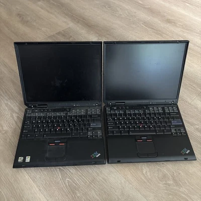 Лот (2) винтажных ноутбуков IBM Thinkpad T30 непроверенных на запчасти или ремонт - Изображение 1 из 4