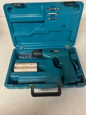 Makita 6176D Akku-Bohrschrauber mit Bits. im Koffer - Bild 1 von 3