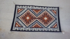 VINTAGE AURELIA LEE TEEC NOS POS NAVAJO WEBTEPPICH UM 1960 25" X 44" VERKAMPS ETIKETT - Bild 1 von 4