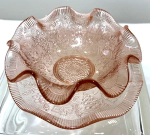 Cuenco y plato de vidrio italiano rosa vintage con borde festoneado diseño de hoja y uva - Imagen 1 de 9