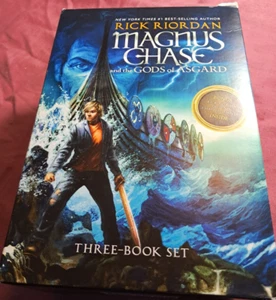 Rick Riordan Magnus Chase Gods of Asgard Boxed set Ship Dead Sword Summer Hammer - Foto 1 di 11
