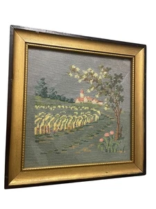 Marco cuadrado de madera dorado de 11,5" de iglesia de arte de aguja vintage - Imagen 1 de 4