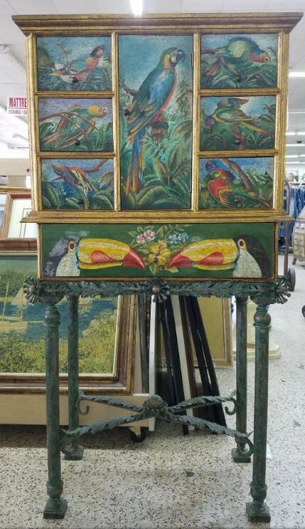 ARMARIO TROPICAL PINTADO A MANO VINTAGE CON LOROS Y TUCANES SOBRE SOPORTE DE HIERRO FORJADO Foto 1 de 4