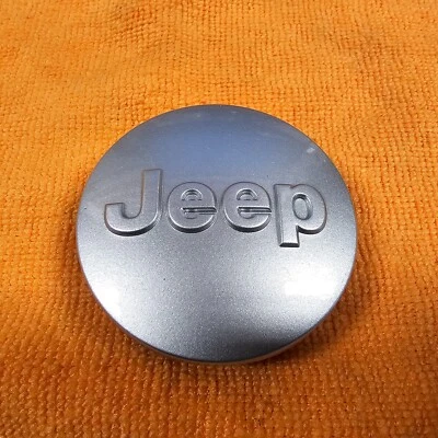 (1) 2018-2021 JEEP GLADIATOR WRANGLER OEM SILVER WHEEL CENTER CAP 1LB77TRMAC - Image 1 of 4