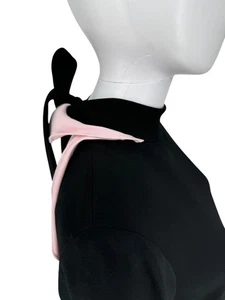 Vestido Pamella Roland Negro Crepé Cambio con Volantes Rosa Espalda y Corbata en el Cuello - Grande - Imagen 1 de 9