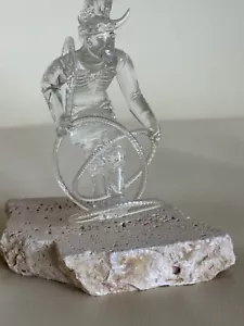 LEWIS C WILSON MUNDGEBLASENE GLASFIGUR "HOOP DANCER"/STEINSOCKEL 7" HOCH SIGNIERT - Bild 1 von 7