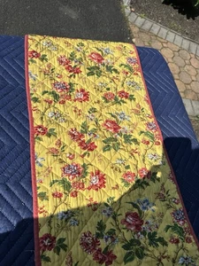 Waverly Reversible Scalloped Edge Floral Table Runner -4 new matching Placemats  - Picture 1 of 16