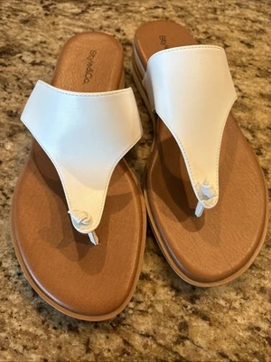 Sandalias de tanga de cuña de chicklet blancas para mujer Style & Co 7,5 Foto 1 de 4