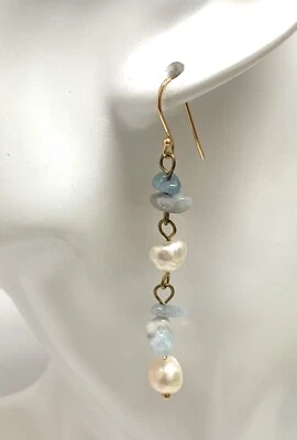 Pendientes colgantes de alambre francés con astillas de aguamarina y perlas de agua dulce tono dorado Foto 1 de 4