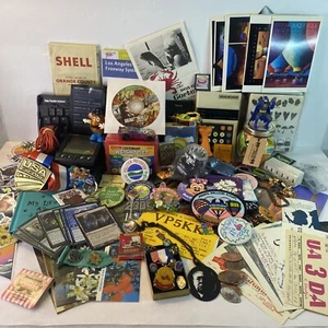 Scatola lotto cassetto spazzatura - 150+ articoli 10+ LB - Cartoline QSL MTG AIBF spille giocattoli - Foto 1 di 22