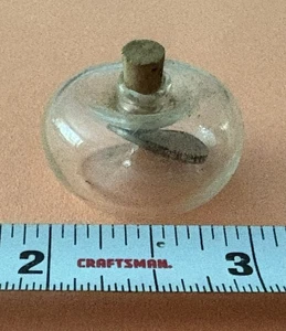 Vintage mundgeblasene Glas Miniatur Flasche 1975 deutsche 1-pfenning Münze Korken Stopfen - Bild 1 von 6