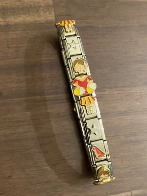 18 Charm Cheerleader com cabelo castanho, vermelho e amarelo. Pulseira Berloque Italiana Nova - Imagem 1 de 4