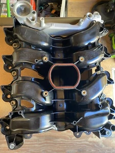 Brock Replacement Intake Manifold with Thermostat Upgraded Design Compatible - Foto 1 di 4