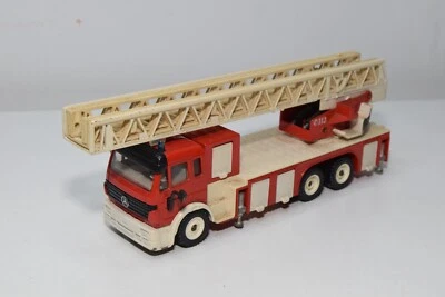 B67 1:55 SIKU 3433 MERCEDES-BENZ SK CAMION DEI POMPIERI CON SCALA EXC COND. 4 - Immagine 1 di 4