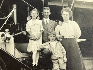 P9 Photograph 1911 Cool Old Car Family Portrait Early Automobile Kids RPPC  - Picture 1 of 5