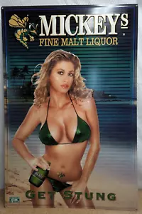 2004 MICKEYS FINE MALT LIQUOR GET STUNG bikini ragazza insegna metallo goffrato 30x20" - Foto 1 di 4