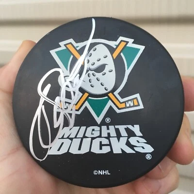 Teemu Selanne AUTOGRAFIADO FIRMADO Mighty Ducks Of Anaheim LOGO DISCO AUTÓGRAFO Foto 1 de 2