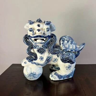 Perro Lucky Foo chino vintage de cerámica esmaltada azul y blanco Foto 1 de 4