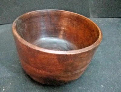 Ensaladera antigua primitiva de madera hecha a mano de 1900 con base pesada, rica pátina Foto 1 de 4