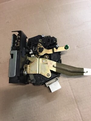 Landrover Discovery 2 Td5/V8 Rear Tailgate Lock FQR100570 - Image 1 of 4