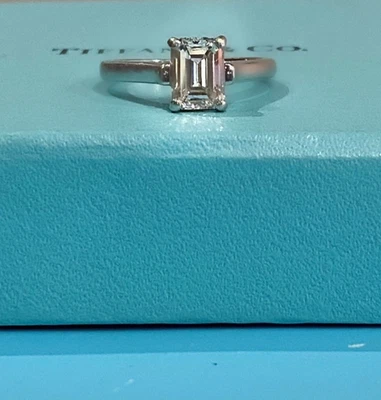 Anillo solitario de platino 950 de diamantes talla esmeralda de 1,07 quilates Tiffany & Co, GIA, papeles Foto 1 de 4