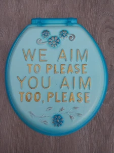 Vintage handbemalt Toilettensitz Wandrelief Humor Schild "We Aim to Please"  - Bild 1 von 3