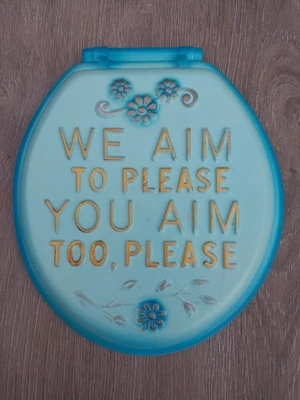 Vintage Hand-Painted Toilet Seat Wall Plaque Humor Sign “We Aim to Please”  Foto 1 de 3