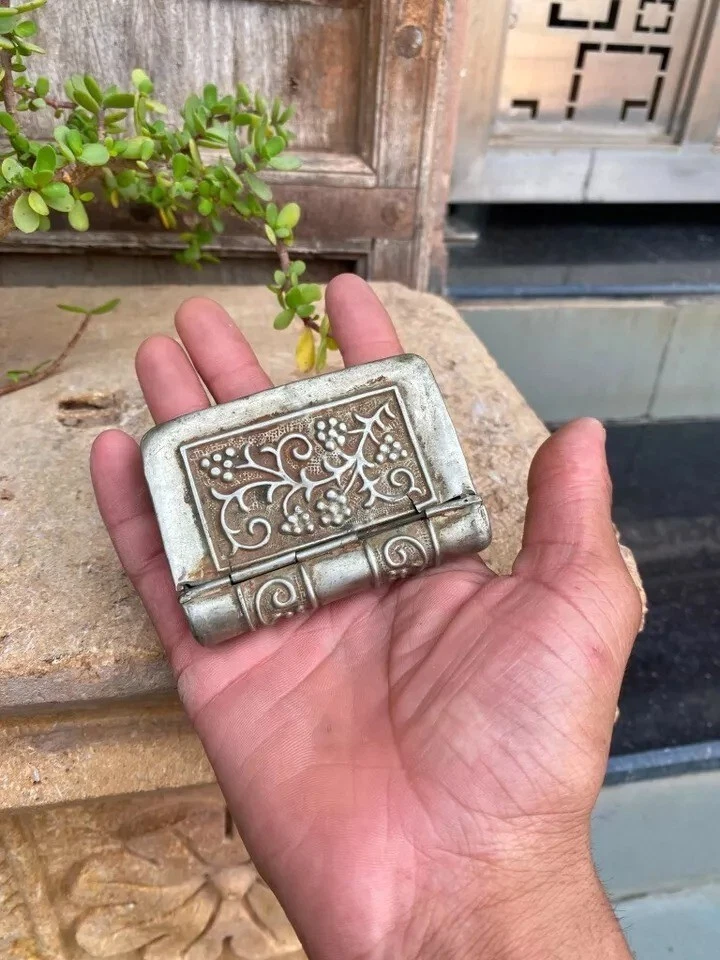 Hermosa caja de betel antigua original hecha a mano plateada floral Foto 1 de 4