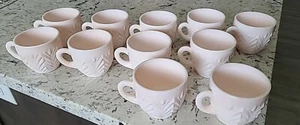 Juego de 11 tazas perforadas vintage de vidrio de leche rosa con cáscara de pluma de jeanette - Imagen 1 de 10