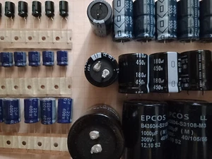 120x Hochspannungs- Elkos 6 Werte siehe Text 300V 400V 450V bleifrei Konvolut - Bild 1 von 1
