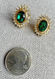 Vintage Signed Trifari TM Gold Tone EARINGS GREEN Color STONES VERY RARE NICE - Picture 1 of 16