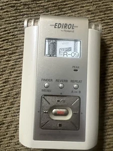 ROLAND Edirol R-09 24 bit Wave MP3 Recorder Digital Audio white - Picture 1 of 1