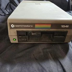 Unidad de disquete Commodore 64 1541 se enciende cuando está enchufada  - Imagen 1 de 7