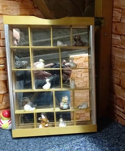 Setzkasten aus Holz mit verglaster Tür und mit Figuren - Bild 1 von 1