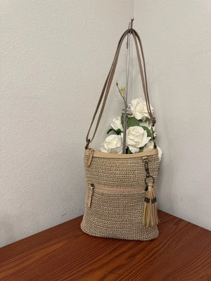 Cartera de hombro The Sak beige color paja tejido macramé Foto 1 de 4