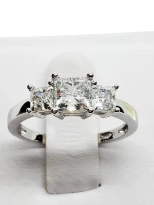 Anillo de boda de tres piedras de diamantes cultivados en laboratorio G/VS1 talla princesa de 3 quilates de oro blanco de 14 k Foto 1 de 4