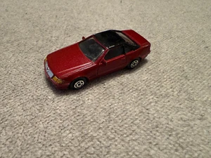 MAISTO Mercedes-Benz 500 SL wein-rot 1:60 - Foto 1 di 1